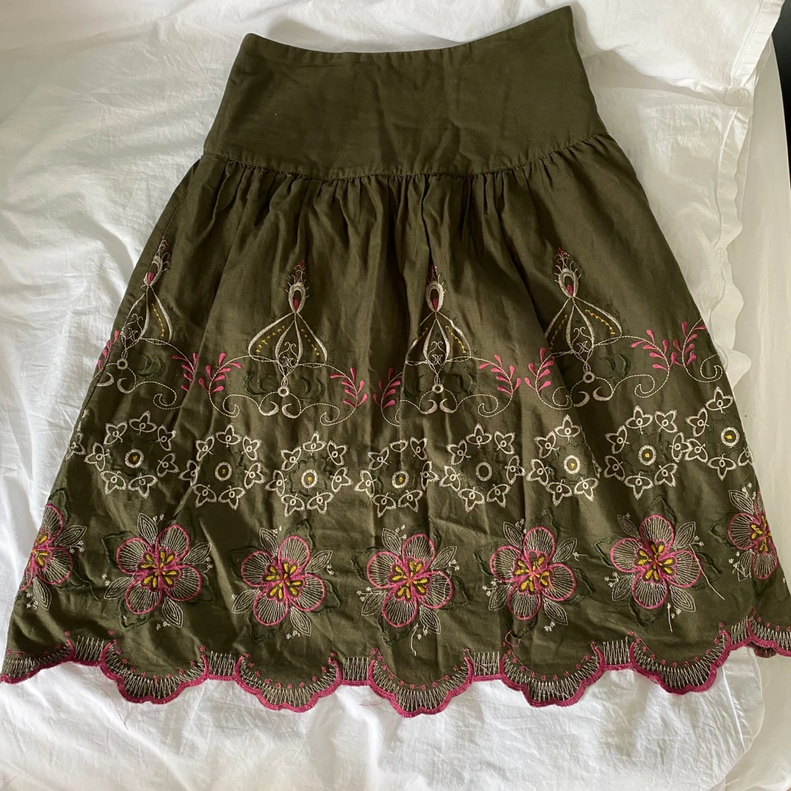 Khakigrön kjol med broderier - 91