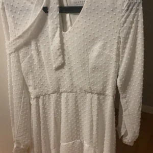 Vit klänning - Mer påkostad vit klänning.