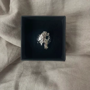 Tyra ring rostfri  - Ring 304 Stainless steel💞 45kr/st, finns endast en kvar i lager ☺️ kolla gärna in mina andra annonser för fler liknande smycken och min instagram (ebnorth) där jag främst sköter försäljningen 💕💕mer info om ringarna hittar ni på hemsidan ☺️