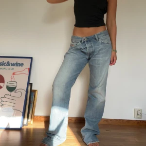 Vintage diesel jeans!! - Såå snygga men stora på mig. På bilden har jag satt dit en fejk knapp så byxorna blev mindre. Uppskattar att de skulle sitta snyggt, lite oversized på en M. Jag är vanligtvis en xs-s och jag tappar dem om jag har de vanligt.