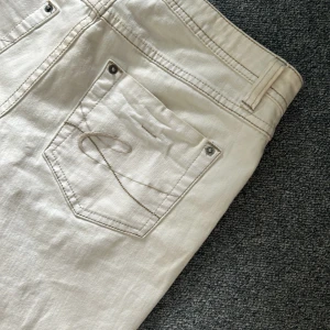 Jeans  - Säljer dom här skitsnygga jeansen då dom är för små. Har använt 1 gång så dom är i nyskick 💗💗