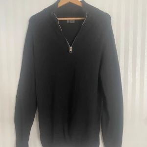 H&M stickad tröja med dragkedja  - Stickad tröja med dragkedja från H&M som inte kommer till användning längre. Perfekt för vintern. Fint skick!