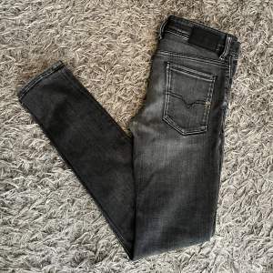 Diesel jeans helt oanvända endast testade. Storlek 30 32. Jeansen är Slim fit. Nypris:1200 Mitt pris 449  