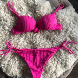 Calzedonia bikini  - Calzedonia bikini!! Står ingen storlek men skulle säga att de är S på båda delarna🩷