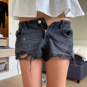 Lågmidjade shorts - Dess super snygga och populär shorts som zara sålde förra sommaren. Säljer då de inte passar som ni ser på första bilden. 