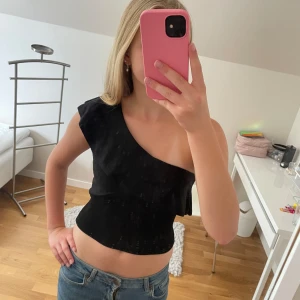 Svart tröja med volang - En jättefin svart tröja med en off shoulder ärm och en volang. Köpt på Sellpy men kommer från Hm. Väldig fint skick! Aldrig använt🩷🩷