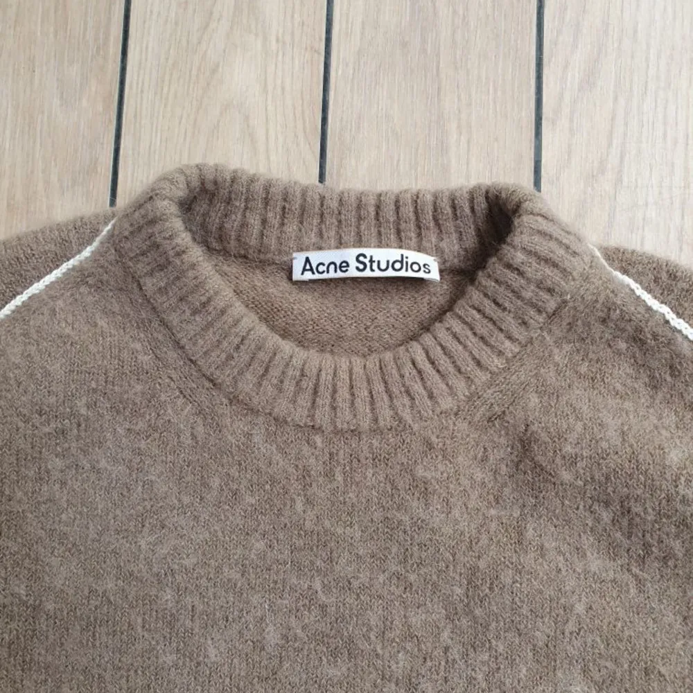 Incredible alpaca peele knit Acne Studios. Gently used and in great condition. Incredible piece! Tagged size M, fits M-L.  . Stickat.