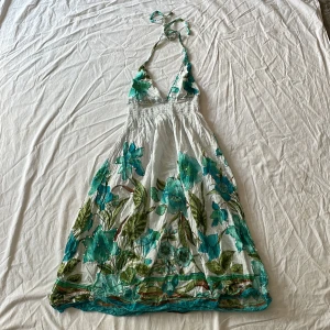 Somrig klänning - Bra skick! Storlek står ej men skulle gissa på s (skyltdockan är en s) den är ca 98cm lång💗