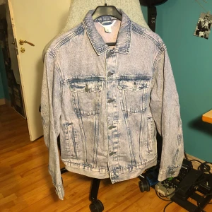 Jeansjacka - Rosa jeansjacka från H&M som är helt ny🙌 Endast använd en gång, kommer aldrig till använding numera. 