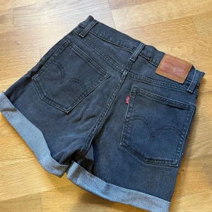 Jeansshorts från Levis strl 25 i fint skick  - Jeansshorts från Levis strl 25 i fint skick  Svart/grå 