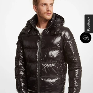 Michael Kors Puffer Jacka - Passar bra på mig som är 180cm. Köpte den ny för vintern och nu har den inte använts på ett tag. Den är fortfarande som ny.  Kan skicka fler bilder. 