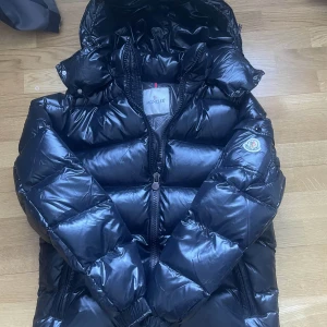 Moncler jacka - Svart moncler jacka i toppskick, storlek M och passar på folk kring 170-175cm, original påse samt digitalt kvitto medföljer. Priset kan diskuteras och gå ner. OBS! Den är från pb