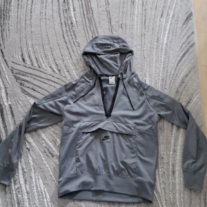 Grå nike hoodie  - Grå nike hoodie,det är storlek M och jag har aldrig använt den.Den har inga problem och är sprillans ny. (Pris kan diskuteras)