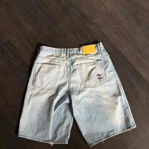 Säljer mina limited edition jorts från zara, sparsamt använda. Nypris 550kr.