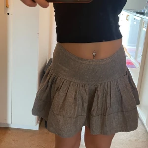 supersöt kjol! - en jättefin kjol som går att ha både lowwaist och midwaist, beroende på vad man tycker om🩶 bra skick och skönt material! skriv för fler bilder och/eller frågor🫶🏼