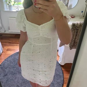 Vit klänning  - Jättefin vit klänning som man också kan ha som off-shoulder😍