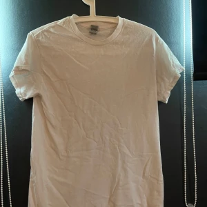 T shirt - Säljer en milfhunter t shirt som är i väldigt bra skick och inte kommer till användning längre, det finns inga defekter på den, skriv vid frågor.