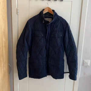 Jacka från Napapijri - Tja, säljer nu min jacka från Napapijri. Den är sparsamt använd. Den är perfekt till hösten. Den är i storlek L och passar mig som brukar ha L