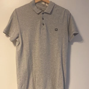 Calvin Klein piké  - Knappast använd ca 2-3 gånger, nytt skick 