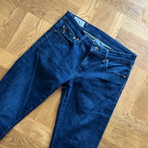 Ralph Lauren  - Säljer dessa sjukt snygga Ralph Lauren jeans till bra pris✨SLIM FIT⭐️  Skick 9/10 inga defekter💫 W/bredd: 28  Längd: 30/32 Hör av er vid minsta fundering🤝