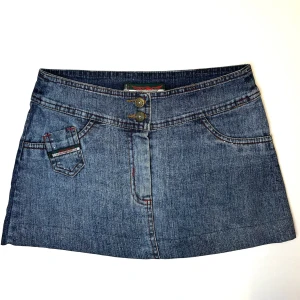 JEANSKJOL -  Jeanskjol med coola detaljer Storlek XS Fint skick, uppsydd längst ner  Kan skicka fler bilder och mått! ❤️‍🔥❤️‍🔥 