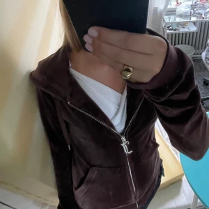 Juicy couture zip up - Säljer denna juicy couture zip up hoodien då den inte kommer till användning💓mycket bra skick, änvänt ksk 5 ggr. Köpte för cirka 800kr