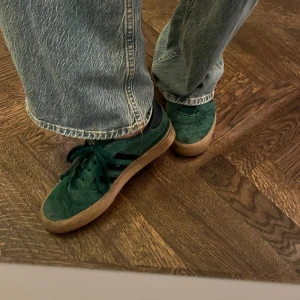 Adidas skor - Adidas skor i storlek 39, passar även storlek 40. Köpta vintage<3