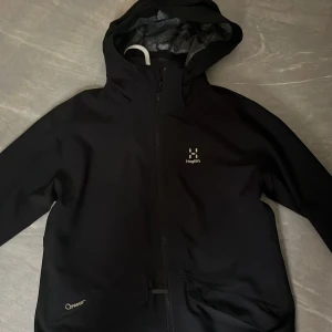 Haglöfs jacka  - Haglöfs regn jacka storlek 164 Använder it längre gott skick inga håll eller fel Pris går att diskutera  