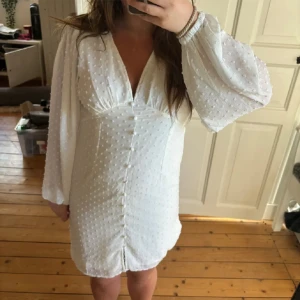 Vero Moda Kläning - säljer en vit kläning som passar perfekt  till student, skolavslutning och konfirmation men också en sommardag. Klänningen endast använd en gång o är i mycket bra skick