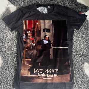 Bastille T-shirt - Den har bara legat i min garderob, okej skick. Köpt begagnat