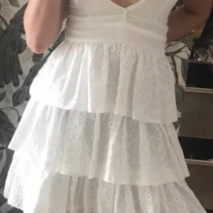 Le Capsole klänning  - Jätte gullig vit klänning med bra kvalitet nästan helt oanvänd för använder inte klänningar.