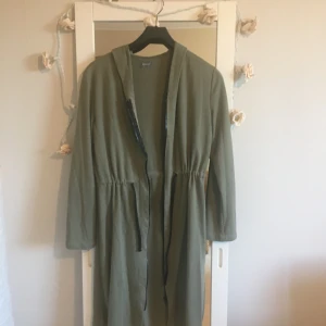 Jacka lång - Jätte fin vintage jacka .jag har sydt ett dragkedja framme .storlek kan vara smal eller medium.personen på bild har medium i storlek. Och längd på personen är 163cm 