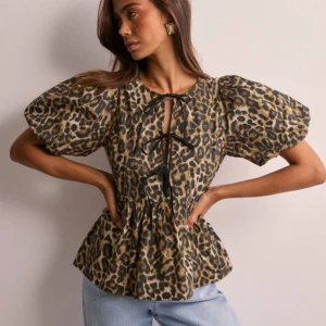 Leopard blus  - Säljer denna helt nya Leo blus med puffärm i strl.42- lite mindre i storleken. Etiketten är kvar och är helt oanvänd. Passar snarare en 38/40. Justerbar pga banden också!🤎