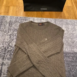 morris tröja - morris tröja i merino ull stl M men passar mer S. perfekt skick ingen defekt och riktigt snygg   Nypris runt 1500kr  mitt pris 300 kr tar emot byten