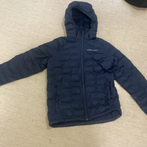 Blå performance jacka storlek 160 priset kan sänkas - Priset går att diskutera vid sänkning 