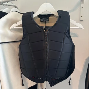 Racesafe ridväst ifrån Hööks  - Racesafe väst ifrån Hööks i bra sick. Västen är i Storlek L-barn. Den har en liten fläck där back. Köpte på Hööks för 2 999kr. Om man undrar något är det bara att fråga på.💗