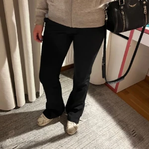  KOSTYMBYXOR BIKBOK  - Jättesnygga, trendiga och eftertraktade kostymbyxor från bikbok! Kostymbyxorna är medelhöga i midjan och är i så så fint sick 💌slutar precis vid min navel. Säljer för att de är lite för stora på mig🥰