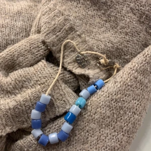 Armband. Lizzie & Lisen. Kärleks armband💘 - Jag säljer nu mina egen gjorda smycken/armband. Ett blått armband som fick namnet ”Lizzie” och ett orange/beige armband som fick namnet ”Lisen”🌸 säljer dem för 75kr styck. Du kan få två för 100kr. hör av er vid minsta fråga & intresse💘