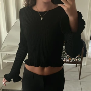 Svart magtröja - Skön tröja med öppen rygg, använd 2 ggr, tjockt material, säljs inte längre💕