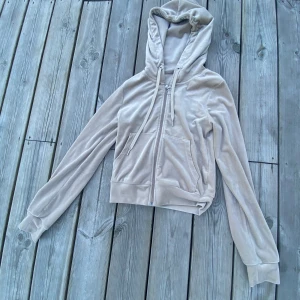 Gina tricot velour hoodie  - Velour hoodie i storlek XXS från Gina tricot som är använd men i bra skick!  Nypris- 300kr 