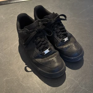 Nike Airforce 1 Svart - Storlek 41, Använts till o från för arbete en sommar, okej slitage.