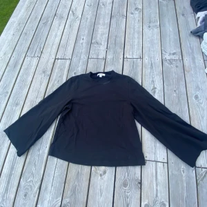 COS tröja - Fin tröja med utsvängda ärmar från COS i bra skick💓 