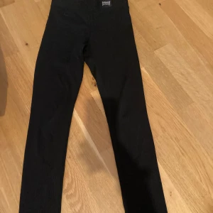 Ribbade Tights  - Svarta tights😉  Storlek 146🫶🏼💅🏻🌸 Bra i storlek💞💗  Bra skick✌🏻🪷 Skriv för mer information🙏😘