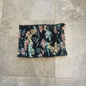 Blommig tubtopp  - Storlek m (passar S och L), supersöt tubtopp med fina detaljer samt fint mönster!