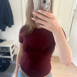 Vinröd topp - Supersnygg vin röd topp från Zara som aldrig är använd som har den perfekta färgen till hösten 🍁🫶🏻