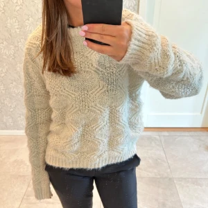Stickad tröja - Fin stickad tröja från veromoda, säljer då den inte kommer till användning💕