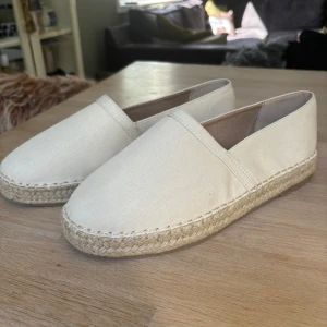 Skor - Beigea skor från Asos. Helt nya med prislappen kvar! Kostade 300kr originalt! Köpte två par, men de här är för stora för mig då jag normalt sett har strl 40. Verkligen superfina skor! 