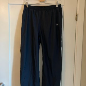 Regnbyxor junior - Regnbyxor i gott skick. För junior i storlek 176/16