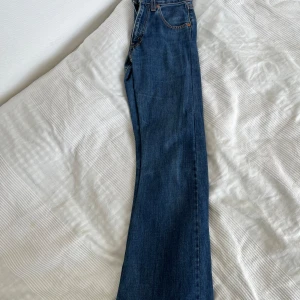 Vintage Jeans Levis, W23/W34 - Levis jeans vintage. Äkta storlek w26/L34. Passar dock inte på mig som har W25. Drömbyxorna om du kan ha dem! Ganska smala i midjan. Se profil för fler kläder från Levis/ganni/stories/Adoore med mera. Stor utrensning, mängdrabatt och samfrakt!