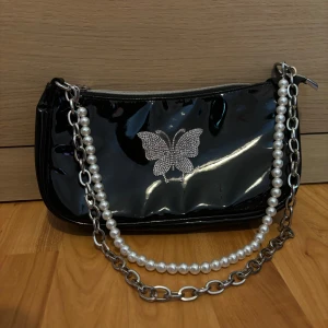 Axelväska - Som ny kan mötas upp i Stockholm 